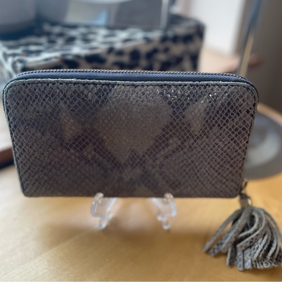 Tory Burch Thea Snakeskin Wallet - Picture 17 of 17
